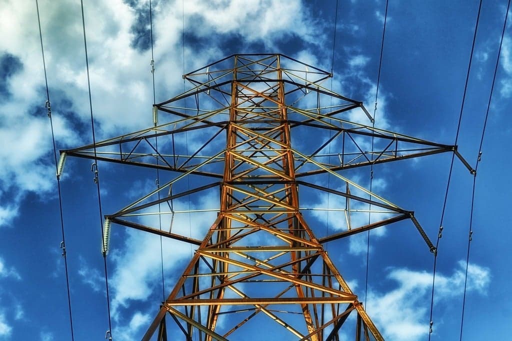 Torre de alta tensión con cielo azul de fondo - Proyectos eléctricos Iriarco